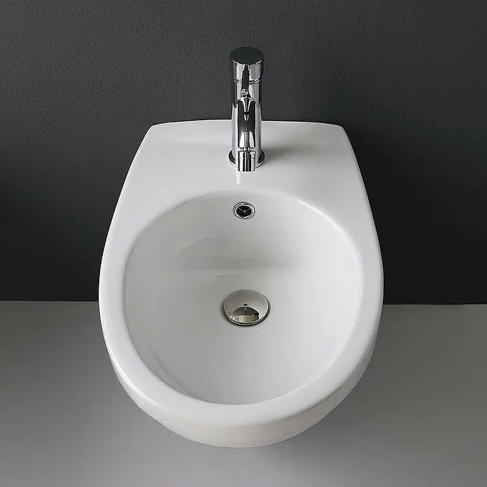 Kiamami Valentina Wand-WC-Kombination - Mit Spülrand, WC Abgang: Senkrecht, Weiß - Weißes Keramik-Bidet mit Chromarmatur und Abfluss. Moderne Badarmatur.