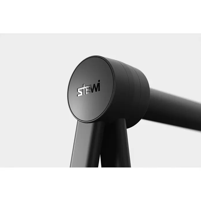 Stewi Wandwäschetrockner 630 - 59 cm, Farbe: schwarz - Nahaufnahme eines mattschwarzen zylindrischen Bauteils mit geätztem „StEWi“-Logo.