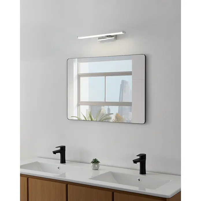 Eglo LED-Spiegelleuchte Galenzana-E - 7,4 W, L x B x H: 12 x 40 x 4 cm, Chrom, Neutralweiß - Moderne Badmöbel mit Doppelwaschbecken, schwarzen Armaturen, Holzunterschrank, Spiegel und LED-Lichtleiste.