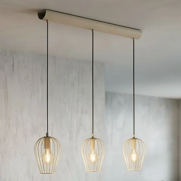 Eglo Pendelleuchte rund - 60 W, Sandfarben - Drei Pendelleuchten mit cremefarbenen Metallkäfigschirmen hängen von einer passenden Deckenleiste und beleuchten den Raum.