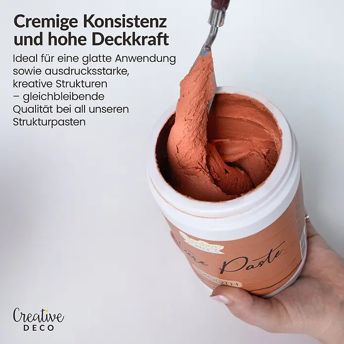 Creative Deco Speziallack Strukturpaste Feinkörnig 2 kg Ziegelrot - Rot, Sonstiges, 2 l, Sonstiges - Ein weißer Topf mit cremiger, terrakottafarbener Strukturpaste. Ein Spachtel entnimmt die Paste und zeigt ihre reichhaltige Konsistenz.
