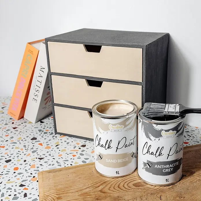Creative Deco Speziallack Kreidefarbe für Möbel Sandbeige - Beige, Matt, 1 l, Wasserbasiert - Holzschubladenschrank, teilweise in Anthrazitgrau und Sandbeige lackiert, mit Creative Deco Kreidefarben und Pinsel.