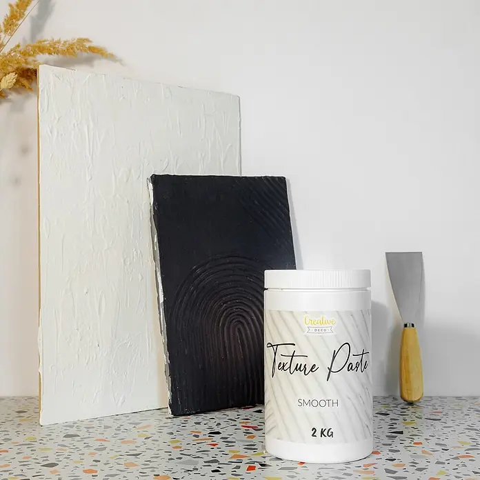 Creative Deco Speziallack Strukturpaste Glatt 2 kg Weiß - Weiß, Sonstiges, Sonstiges - Weißer 2kg-Topf glatter Strukturpaste mit Spachtel und strukturierten Musterplatten (weiß und schwarz).