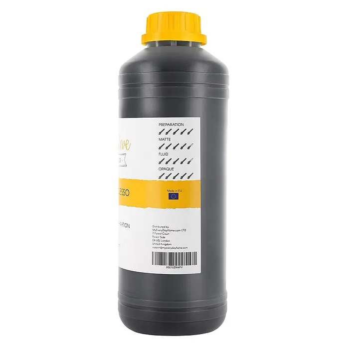 Creative Deco Speziallack Gesso Schwarz 1000ml - Schwarz, 1 l, Wasserbasiert - Dunkelgraue Flasche mit gelbem Deckel, enthält flüssige Kunstgrundierung/Gesso. Etikett zeigt Gebrauchsanweisungen.