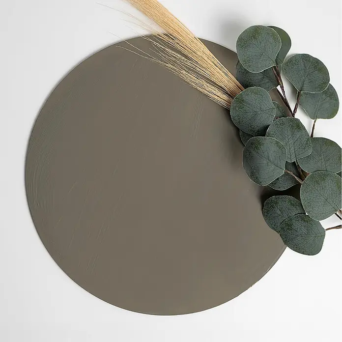 Creative Deco Speziallack Kreidefarbe für Möbel Khaki - Grün, Matt, 1 l, Wasserbasiert - Runde dunkelolivgrüne Platte mit Pinselstrichen, verziert mit getrocknetem beigem Gras und Eukalyptusblättern.