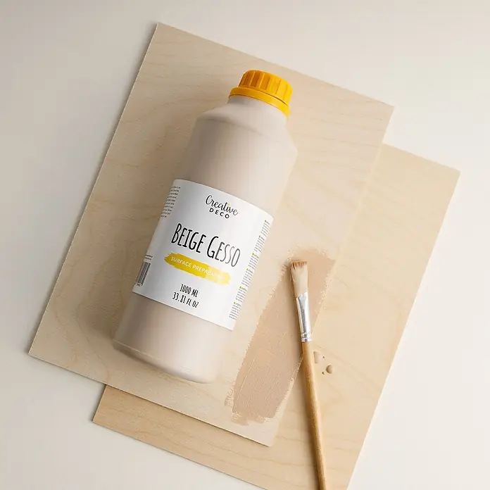 Creative Deco Speziallack Gesso Beige 1000ml - Beige, 1 l, Wasserbasiert - Beige Gesso-Flasche (1000ml) mit gelbem Verschluss, Pinsel und Gesso auf hellem Holz für die Oberflächenvorbereitung.