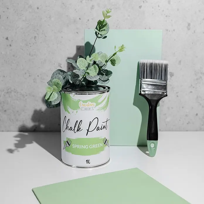 Creative Deco Speziallack Kreidefarbe für Möbel Frühlingsgrün - Grün, Matt, 1 l, Wasserbasiert - Dose Kreative Deco Kreidefarbe "Spring Green" (1L), ein Pinsel, künstlicher Eukalyptus und ein Farbmusterbrett.