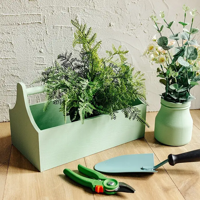 Creative Deco Speziallack Kreidefarbe für Möbel Frühlingsgrün - Grün, Matt, 1 l, Wasserbasiert - Garten-Szene: grüner Werkzeugkasten mit Farn, Vase mit Blumen, grüne Schere und blaue Kelle auf Holzboden.