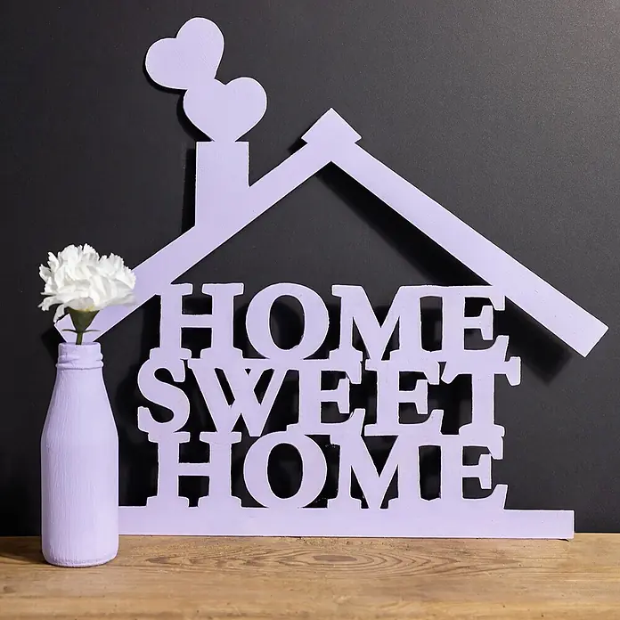 Creative Deco Speziallack Kreidefarbe für Möbel Violett - Violett, Matt, 1 l, Wasserbasiert - Lavendelfarbenes Holzschild "Home Sweet Home" in Hausform mit Herzen, daneben eine passende Vase mit weißer Blume.