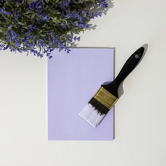 Creative Deco Speziallack Kreidefarbe für Möbel Violett - Violett, Matt, 1 l, Wasserbasiert - Hellviolette Leinwand, ein schwarzer Pinsel mit weißer Farbe an den Borsten und Lavendelblüten.