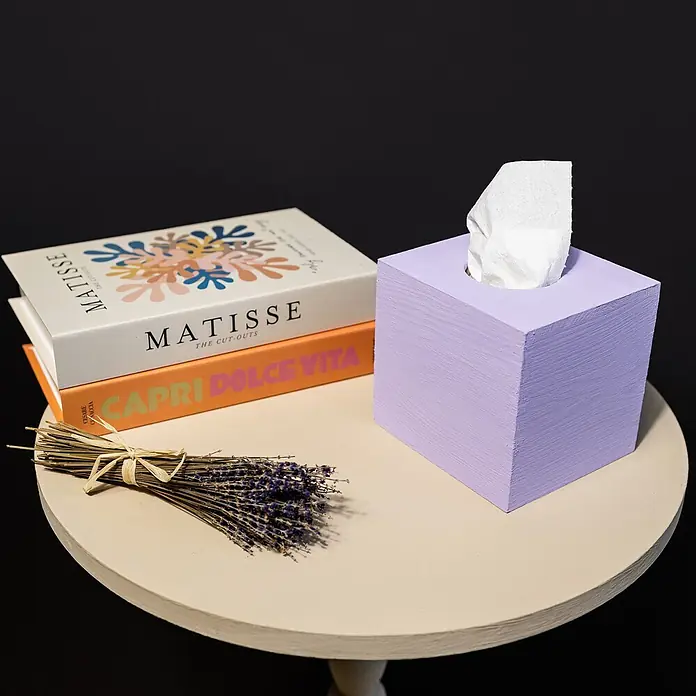 Creative Deco Speziallack Kreidefarbe für Möbel Violett - Violett, Matt, 1 l, Wasserbasiert - Eine helllila hölzerne Taschentuchbox mit einem herausgezogenen Taschentuch, auf einem hellen Tisch neben Büchern und getrocknetem Lavendel.