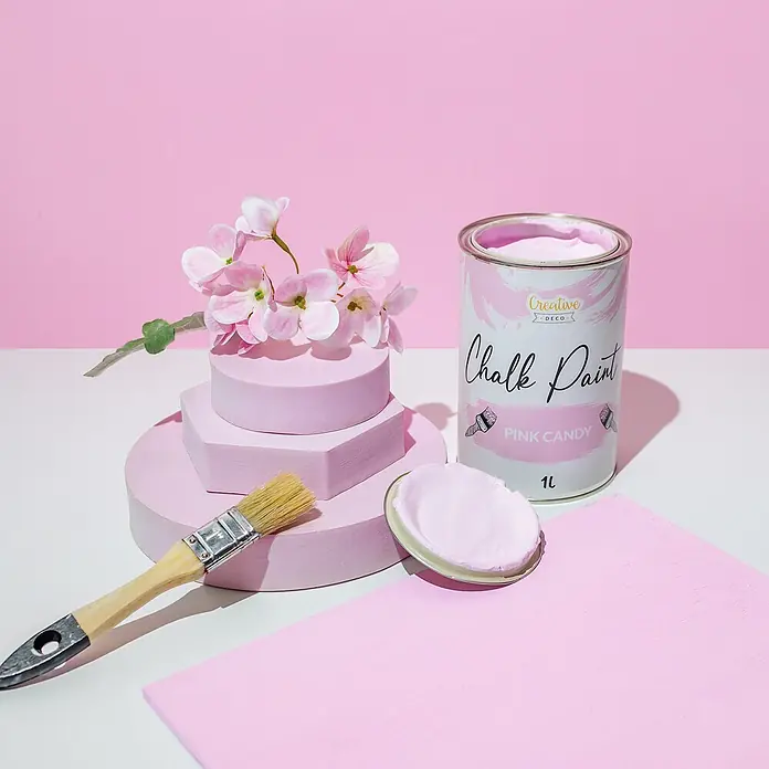 Creative Deco Speziallack Kreidefarbe für Möbel Rosa - Rosa, Matt, 1 l, Wasserbasiert - Dose Pink Candy Kreidefarbe, offener Deckel mit Farbe, Pinsel, rosa gestrichenes Brett, rosa Podeste und rosa Kunstblumen.