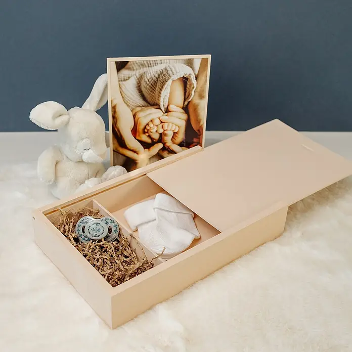 Creative Deco Speziallack Kreidefarbe für Möbel Puderbeige - Beige, Matt, 1 l, Wasserbasiert - Helle Holzerinnerungsbox mit offenem Deckel, zeigt blauen Schnuller und weiße Babysocken. Gerahmtes Foto und Plüschhase im Hintergrund.