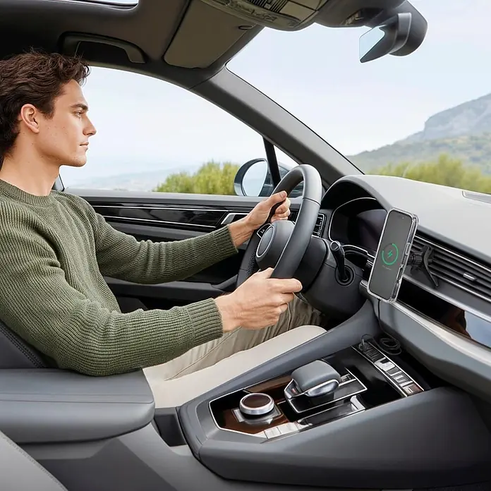 Hama Kfz-Smartphone-Halterung 15 W 201736 00201736 Ausgänge Induktionslade-Standard - Schwarz - Auto-Handyhalterung mit durchsichtiger Hülle, die ein Smartphone im Auto aktiv lädt.