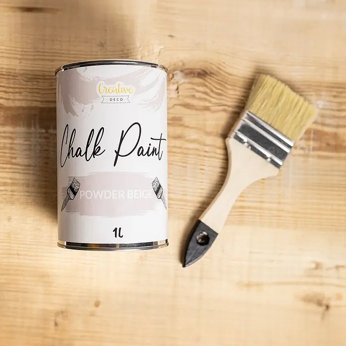 Creative Deco Speziallack Kreidefarbe für Möbel Puderbeige - Beige, Matt, 1 l, Wasserbasiert - Eine Dose "Powder Beige" Kreidefarbe mit einem Pinsel mit Holzgriff auf hellem Holzuntergrund.