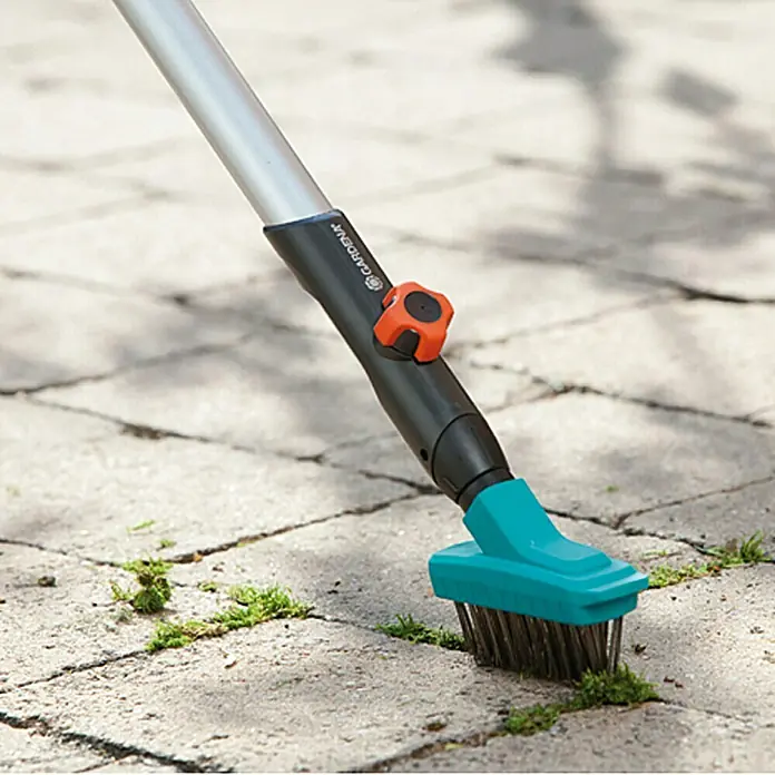 Gardena Combisystem Fugenbürste M - Arbeitsbreite: 8,5 cm, Material Borsten: Stahldraht - Eine Gardena Fugenkratzbürste mit Teleskopstiel entfernt Unkraut zwischen Pflastersteinen. Ideal für die Gartenpflege.