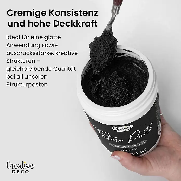 Creative Deco Speziallack Strukturpaste Grobkörnig 2 kg Schwarz - Schwarz, Sonstiges, 1 l, Sonstiges - Ein weißer Tiegel mit schwarzer, grobkörniger Strukturpaste; ein Spachtel entnimmt eine großzügige Menge.