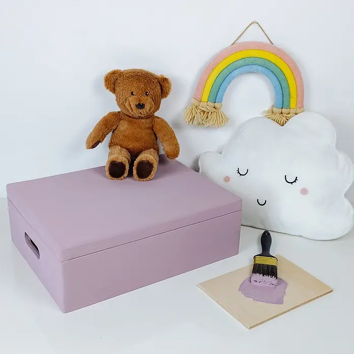 Creative Deco Fliederviolett Kreidefarbe für Möbel 1000 ml -  - Hellviolette Holzaufbewahrungsbox mit Griffen, daneben Pinsel und Farbe.