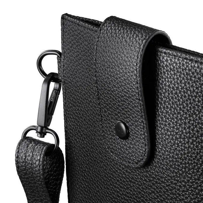 Hama Smartphone-Tasche 00137099 Cross-Body zum Umhängen 175 x 11cm - Schwarz - Nahaufnahme einer schwarzen, texturierten Tasche mit Druckknopfverschluss und Riemenbefestigung mit schwarzem Karabinerhaken.