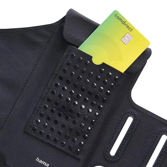 Hama Smartphone-Tasche 00019860 Sportarmband zum Joggen 55" – 64" wasserabweisend - Schwarz - Schwarzes Stoff-Accessoire mit strukturierter Tasche, in der eine gelb-grüne Comdirect-Karte steckt. Hama-Logo sichtbar.