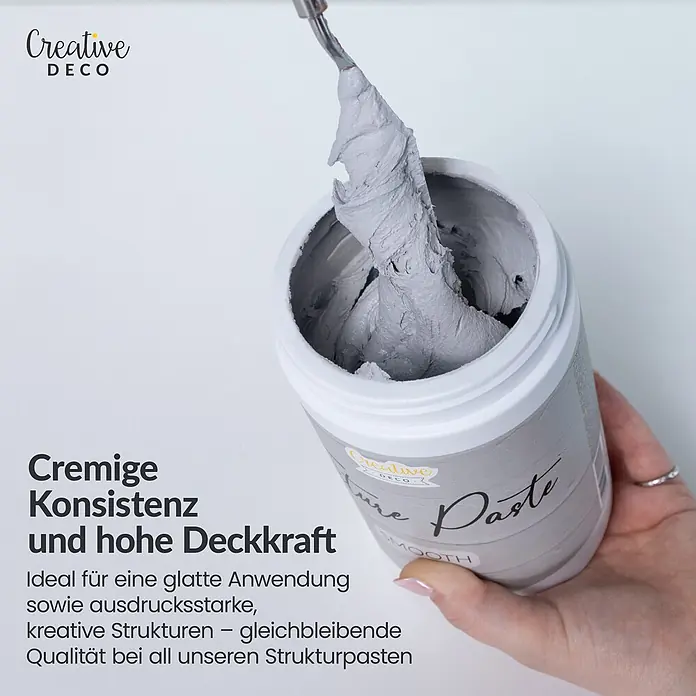 Creative Deco Speziallack Strukturpaste Feinkörnig 2 kg Grau - Grau, Sonstiges, 2 l, Sonstiges - Graue Strukturpaste in einem Tiegel, entnommen mit einem Werkzeug, mit cremiger Konsistenz und hoher Deckkraft für kreative Anwendungen.