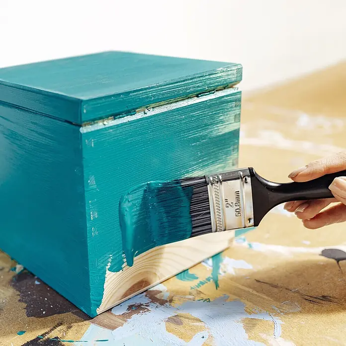 Creative Deco Speziallack Kreidefarbe für Möbel Meergrün - Grün, Matt, 1 l, Wasserbasiert - Holzkiste wird mit einem Pinsel türkis gestrichen.