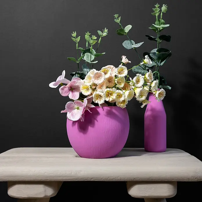 Creative Deco Speziallack Kreidefarbe für Möbel Fuchsia - Rosa, Matt, 1 l, Wasserbasiert - Zwei magentafarbene Vasen mit Kunstblumen und Eukalyptuszweigen, auf einem hellbeigen Holztisch arrangiert.