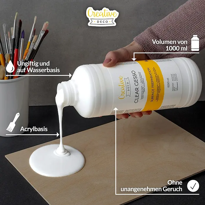 Creative Deco Speziallack Gesso Klar 1000ml - Transparent, 1 l, Wasserbasiert - Creative Deco Clear Gesso, eine weiße, wasserbasierte Acrylgrundierung, wird aus einer 1000ml-Flasche auf Holz gegossen.