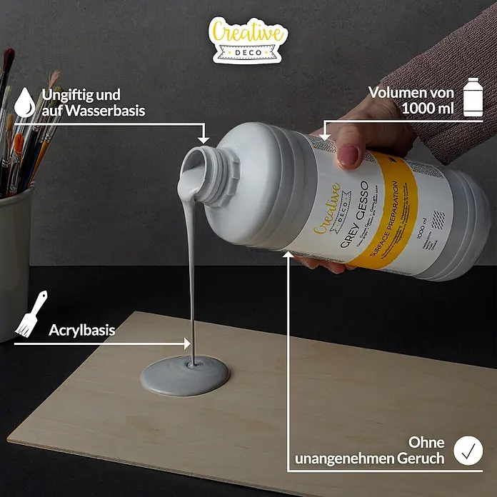 Creative Deco Speziallack Gesso Grau 1000ml - Grau, 1 l, Wasserbasiert - Graues Acrylgesso fließt aus einer Creative Deco Flasche auf Holz. Wasserbasierte, ungiftige und geruchlose Grundierung.