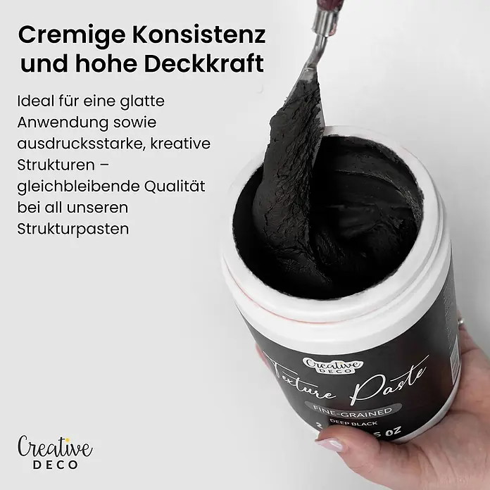 Creative Deco Speziallack Strukturpaste Feinkörnig 2 kg Schwarz - Schwarz, Sonstiges, 1 l, Sonstiges - Tiefschwarze, feinkörnige Strukturpaste im Tiegel, mit Spachtel, die ihre cremige Konsistenz zeigt.