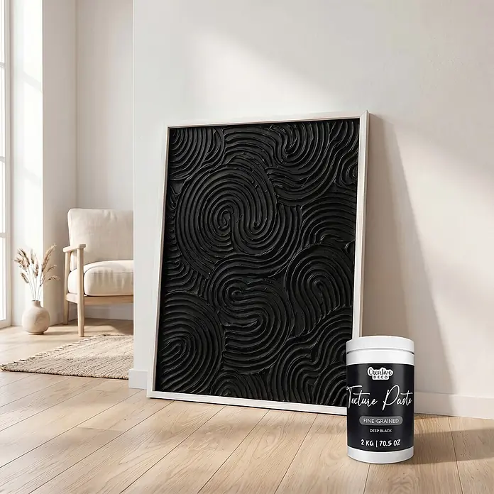 Creative Deco Speziallack Strukturpaste Feinkörnig 2 kg Schwarz - Schwarz, Sonstiges, 1 l, Sonstiges - Abstraktes schwarzes Texturbild mit Spiralmustern, aus feinkörniger tiefschwarzer Paste, neben dem Produktbehälter.