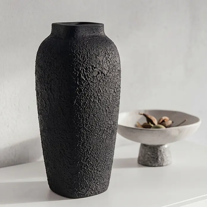 Creative Deco Speziallack Strukturpaste Feinkörnig 2 kg Schwarz - Schwarz, Sonstiges, 1 l, Sonstiges - Hohe, schlanke schwarze Vase mit ausgeprägter rauer, rissiger Textur.
