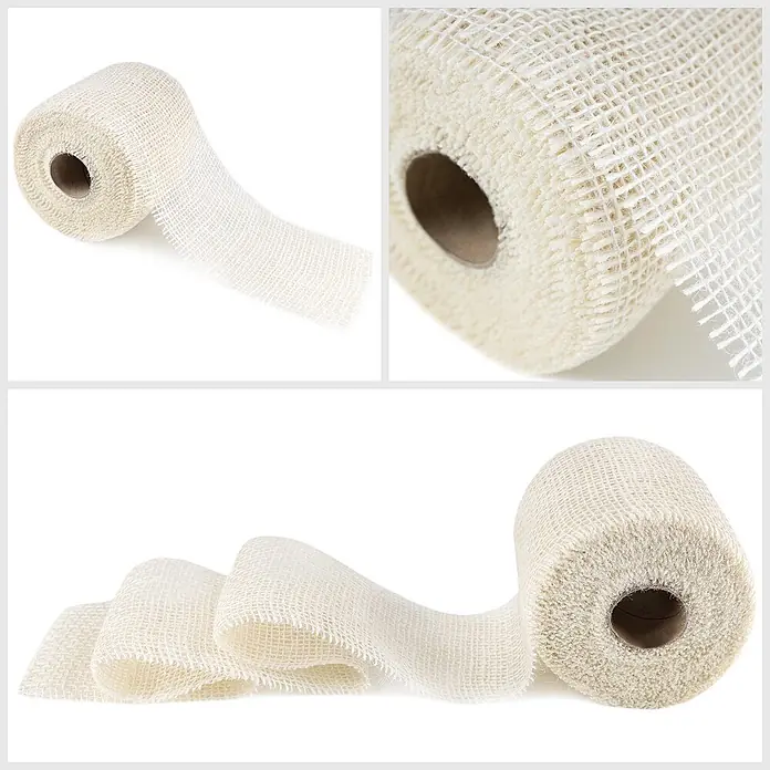 Creative Deco Bastelband Juteband Weiß 10cm x 10m - Weiß, 10 m - Rolle beiges Gipsband, teilweise abgerollt, mit offener Netzstruktur.