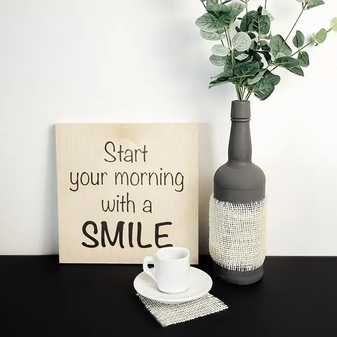 Creative Deco Bastelband Juteband Weiß 10cm x 10m - Weiß, 10 m - Holzschild 'Start your morning with a SMILE', graue Vase mit Kunstpflanze, weiße Espressotasse mit Untertasse auf Juteuntersetzer.