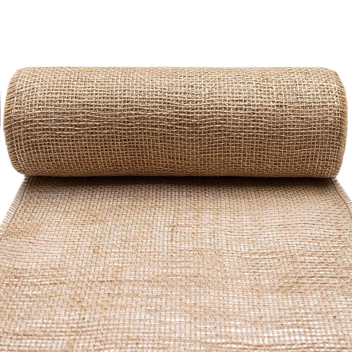 Creative Deco Bastelband Juteband 30cm x 10m - Braun - Eine Rolle Natur-Jutegewebe, teilweise abgerollt, um ihre gewebte Textur zu zeigen.