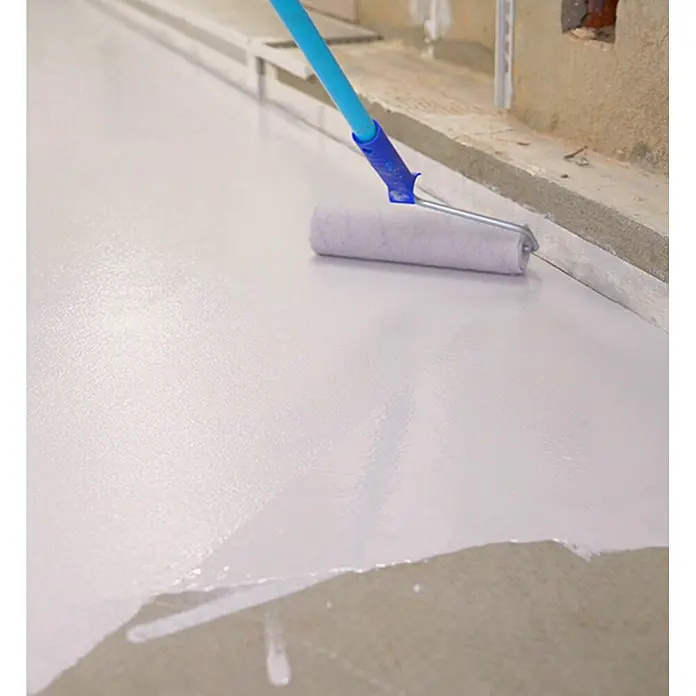MANADATEC Fußbodenversiegelung 2K Epoxidharz Bodenbeschichtung B 471 - RAL 7016 anthrazitgrau, Glänzend, 5 kg, Sonstiges - Eine Malerrolle mit blauem Griff trägt eine hellgraue Bodenbeschichtung auf und erzeugt eine glatte Oberfläche.