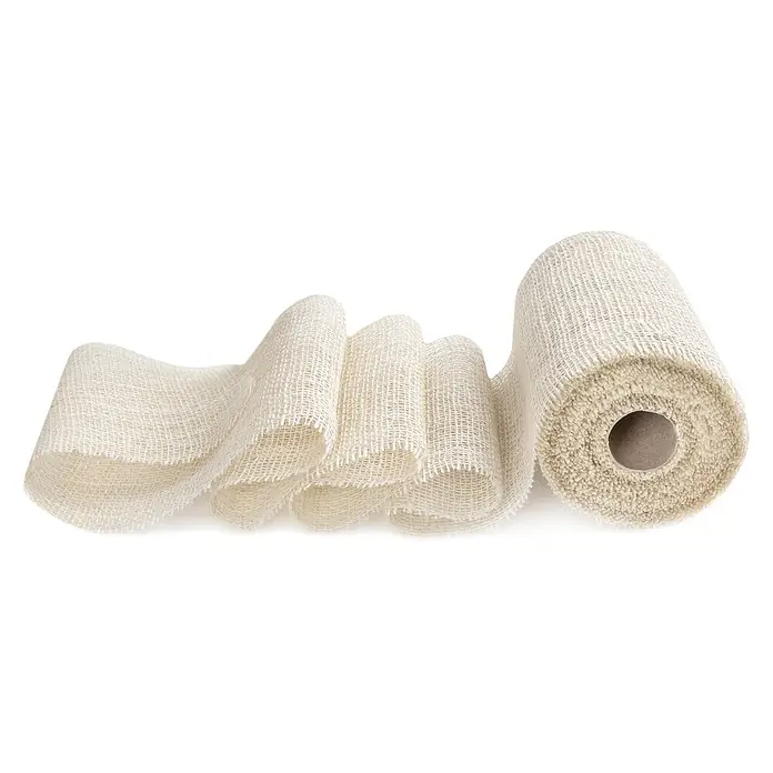 Creative Deco Bastelband Juteband Weiß 20cm x 10m - Weiß, 10 m - Eine teilweise abgerollte medizinische Mullbinde in Hellbeige, locker gewebt.