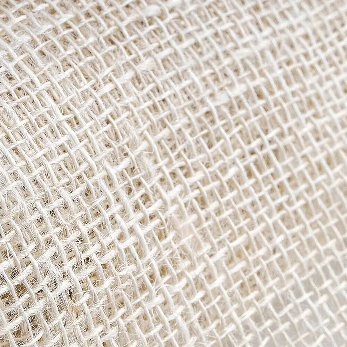 Creative Deco Bastelband Juteband Weiß 30cm x 10m - Weiß, 10 m - Nahaufnahme von dicht gewebtem, hellem Naturfaserstoff mit sichtbaren Fäden.