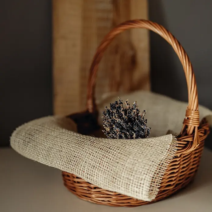 Creative Deco Bastelband Juteband Weiß 30cm x 10m - Weiß, 10 m - Brauner Weidenkorb mit hellem beigem Stoff und einem Bündel getrocknetem Lavendel.