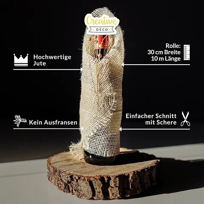 Creative Deco Bastelband Juteband Weiß 30cm x 10m - Weiß, 10 m - Eine Rolle natürlicher, hellbeiger Jutestoff, teilweise um eine Flasche gewickelt und auf einem Holzständer präsentiert.