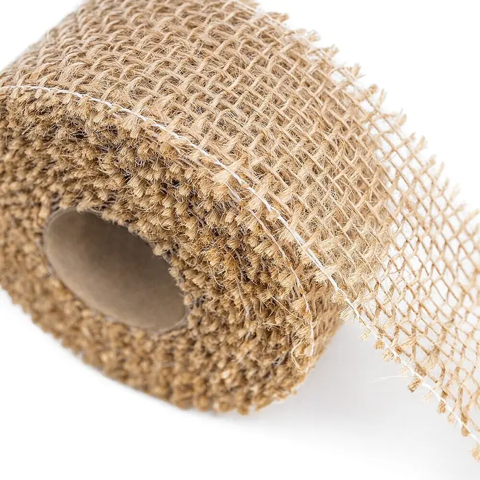 Creative Deco Bastelband Juteband 2 Rollen 5cm x 5m - Braun, 10 m - Nahaufnahme einer Rolle aus naturbraunem Jute-Sackleinenband mit grober Webstruktur.