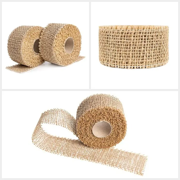 Creative Deco Bastelband Juteband 2 Rollen 5cm x 5m - Braun, 10 m - Gerolltes naturfarbenes Sackleinenband, das seine strukturierte Webart und ausgefransten Kanten zeigt.