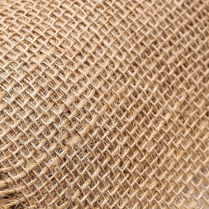 Creative Deco Bastelband Juteband 20cm x 10m - Braun, 10 m - Nahaufnahme von natürlichem braunem Jutestoff mit grober, gewebter Textur.
