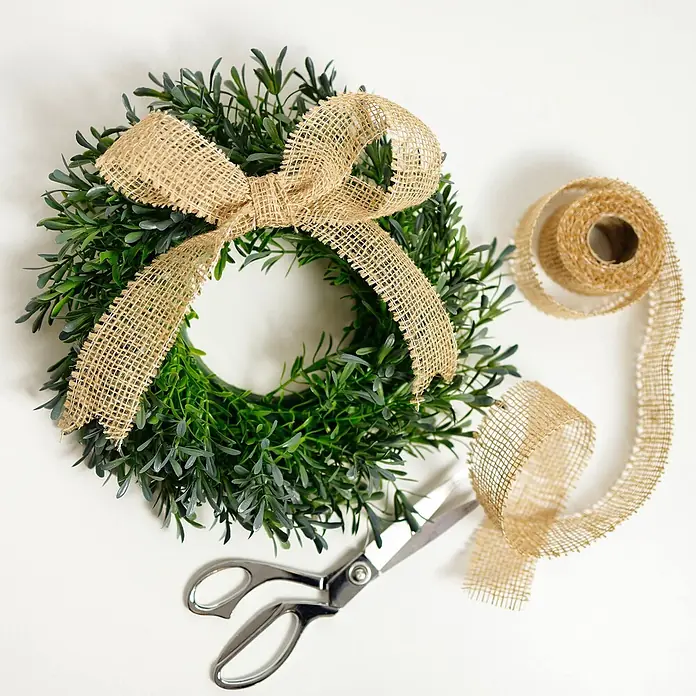 Creative Deco Bastelband Juteband 2 Rollen 5cm x 5m - Braun, 10 m - Grüner Kunstkranz mit natürlicher Juteschleife, passendem Band und Bastelschere.