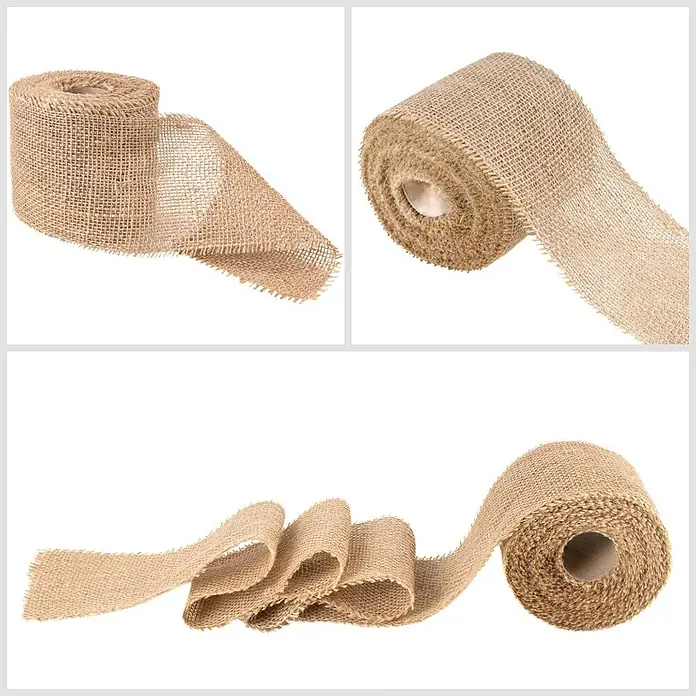 Creative Deco Bastelband Juteband 10cm x 10m - Braun - Naturfarbenes Juteband, als Rollen und abgerollte Abschnitte gezeigt, die seine gewebte Textur und ausgefransten Kanten hervorheben.