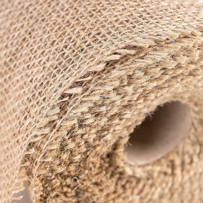 Creative Deco Bastelband Juteband 10cm x 10m - Braun - Nahaufnahme einer Rolle aus naturfarbenem, grob gewebtem Jute- oder Sackleinenstoff.