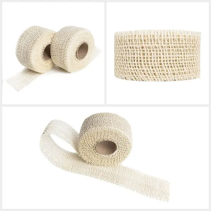 Creative Deco Bastelband Juteband Weiß 2 Rollen 5cm x 5m - Weiß, 10 m - Zwei Rollen hellbeiges Netzband, eine davon teilweise abgerollt, zeigt die grobe, offene Webstruktur.