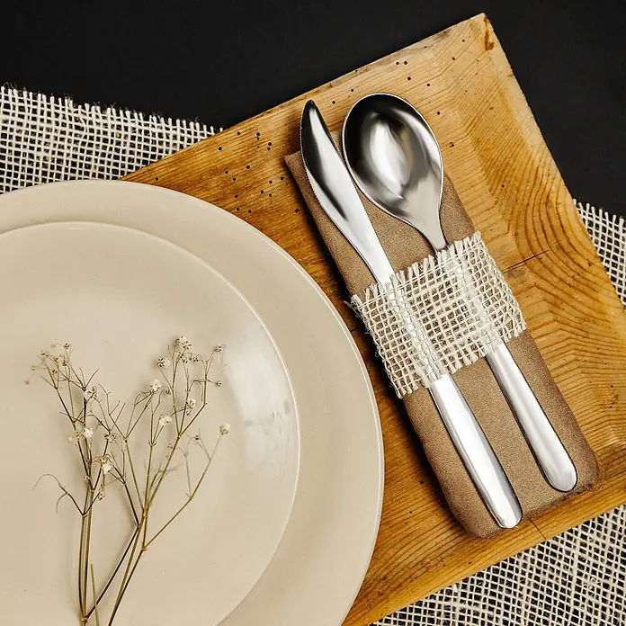Creative Deco Bastelband Juteband Weiß 2 Rollen 5cm x 5m - Weiß, 10 m - Rustikales Gedeck: beige Teller, Holzbrett, Besteck in brauner Serviette mit Gewebeband und Trockenblumen.