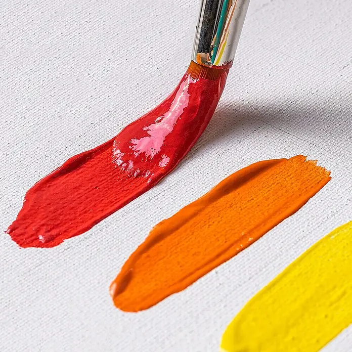 Creative Deco Gouachefarben-Set CD12x20 - Mehrfarbig - Pinsel trägt leuchtend rote Farbe auf, daneben orange und gelbe Striche auf Leinwand.