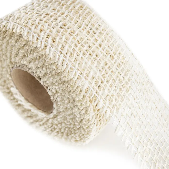 Creative Deco Bastelband Juteband Weiß 2 Rollen 5cm x 5m - Weiß, 10 m - Gerolltes hellbeiges, texturiertes Kohäsivband, zeigt Webstruktur und Kartonkern.